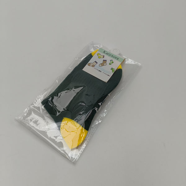 Karyxora メリヤス靴下 ユニセックスソックス、ダークグリーン色、ヒールとつま先にイエロー、カジュアルスタイル